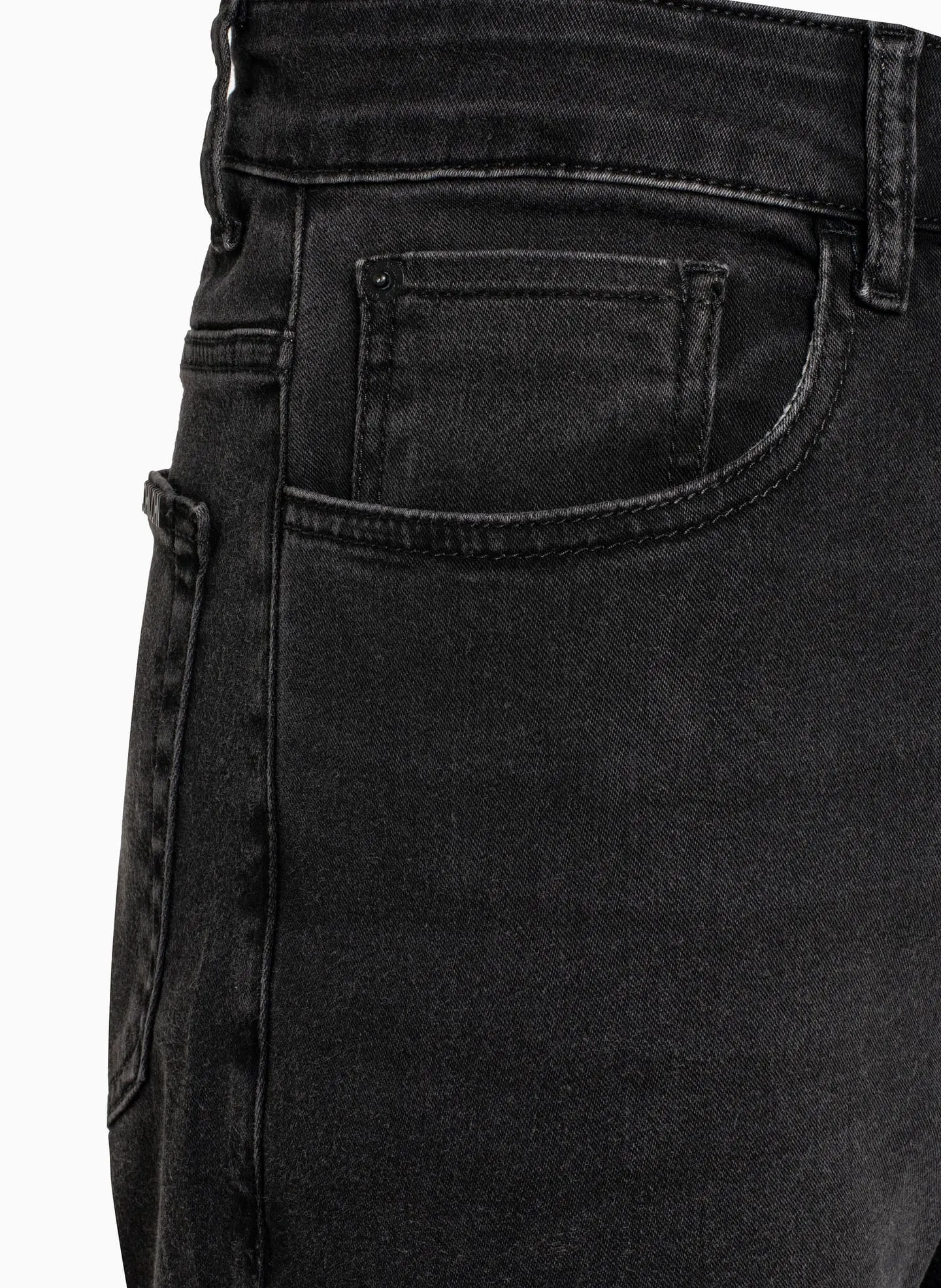 Detalhe do bolso de uma calça jeans preta