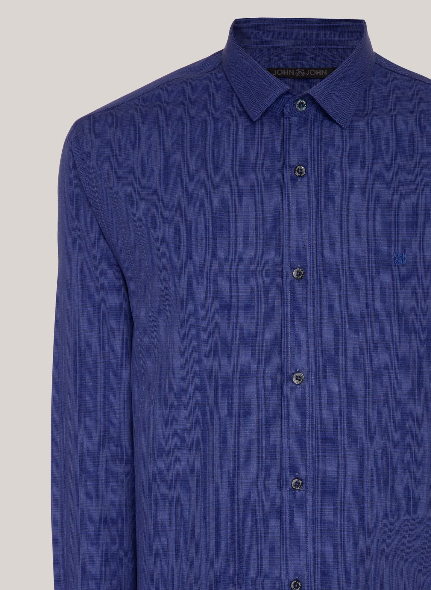 Detalhe de camisa masculina azul royal com padrão xadrez tom sobre tom