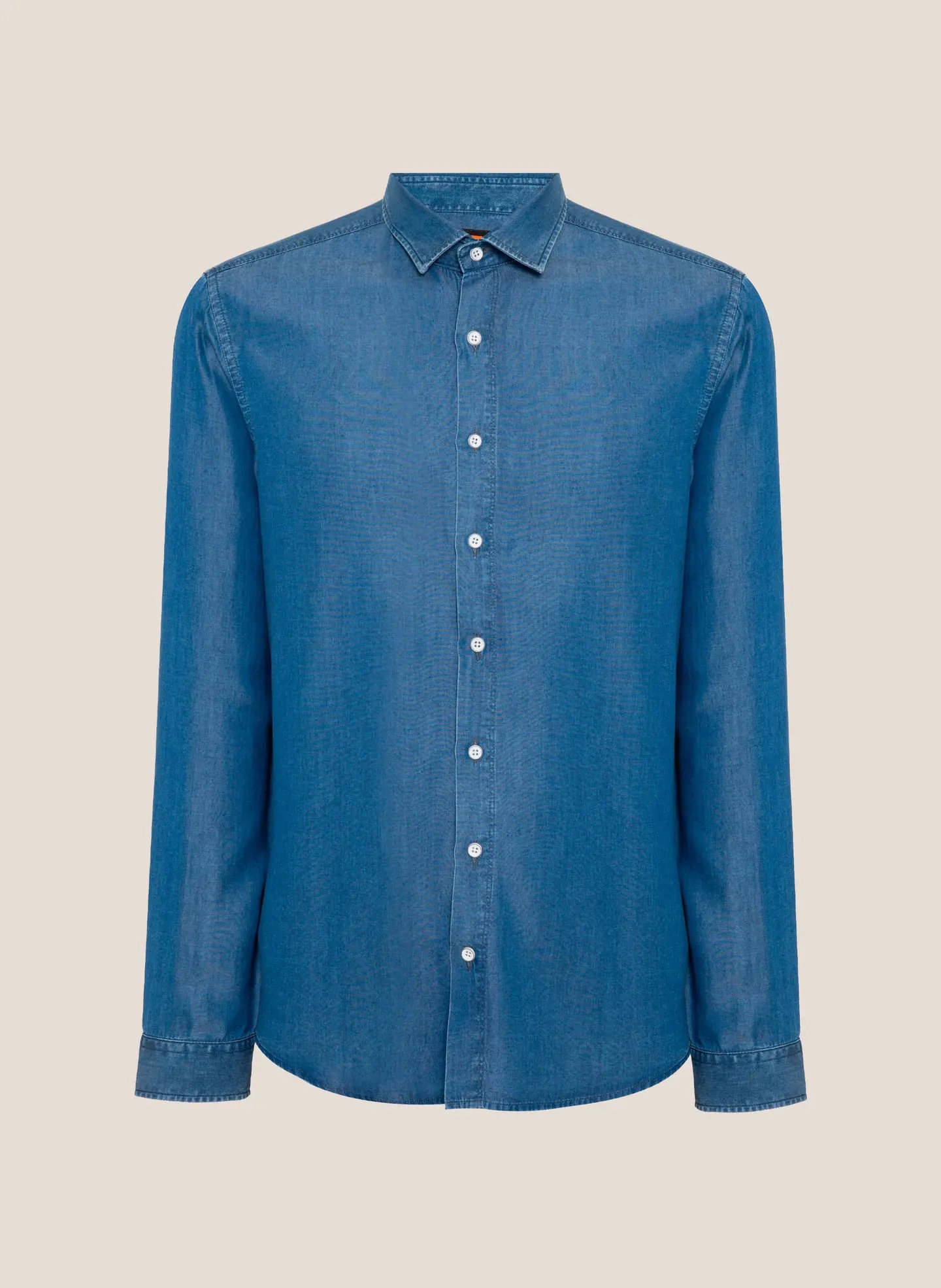 Camisa jeans masculina azul de manga longa, vista de frente