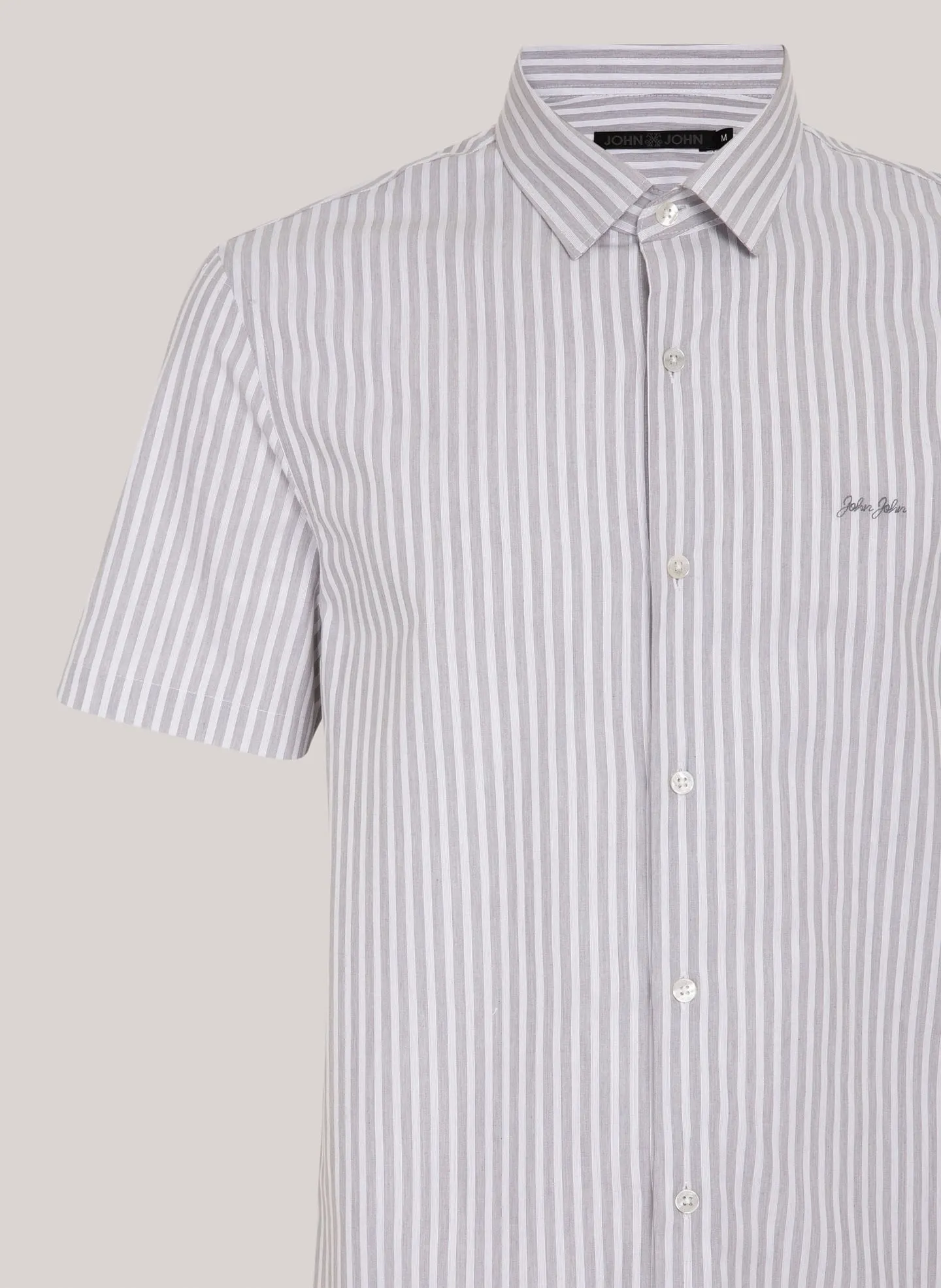 Detalhe da gola e da manga de uma camisa listrada cinza e branca